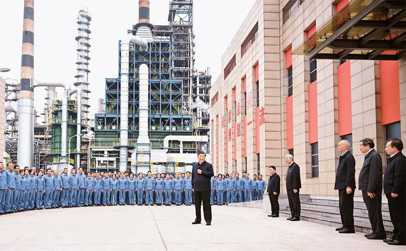 2023年10月10日至13日，中共中央總書記、國家主席、中央軍委主席習(xí)近平在江西考察。這是10日下午，習(xí)近平在中國石化九江分公司考察時，同企業(yè)員工親切交流。 新華社記者 謝環(huán)馳/攝